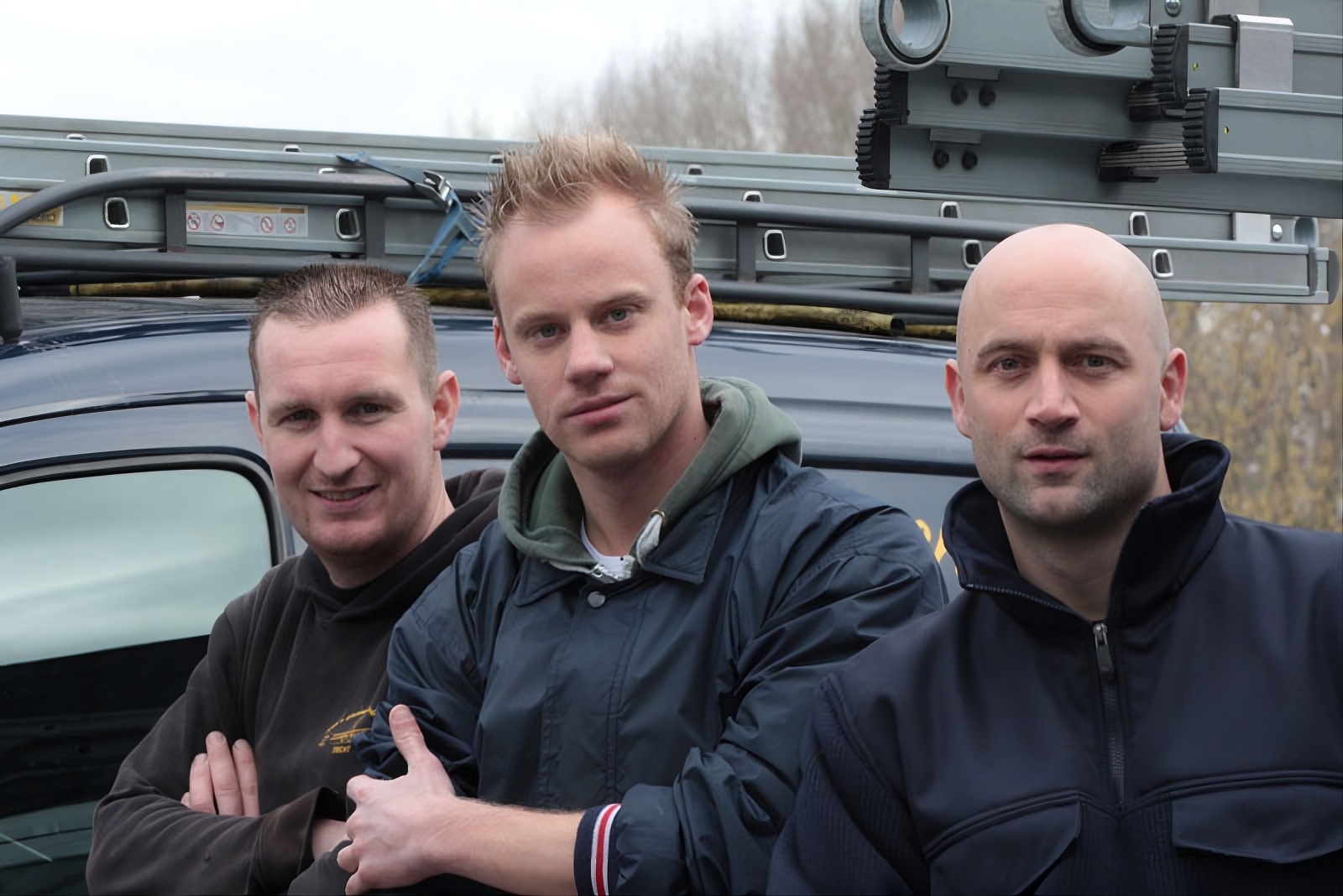 Het team van John's Schoonmaakbedrijf aan het werk